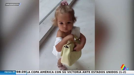 La reacción viral de la hija de Alice Campello y Álvaro Morata cuando le intentan quitar su bolso de lujo La reacción viral de la hija de Alice Campello y Álvaro Morata cuando le intentan quitar su bolso de lujo