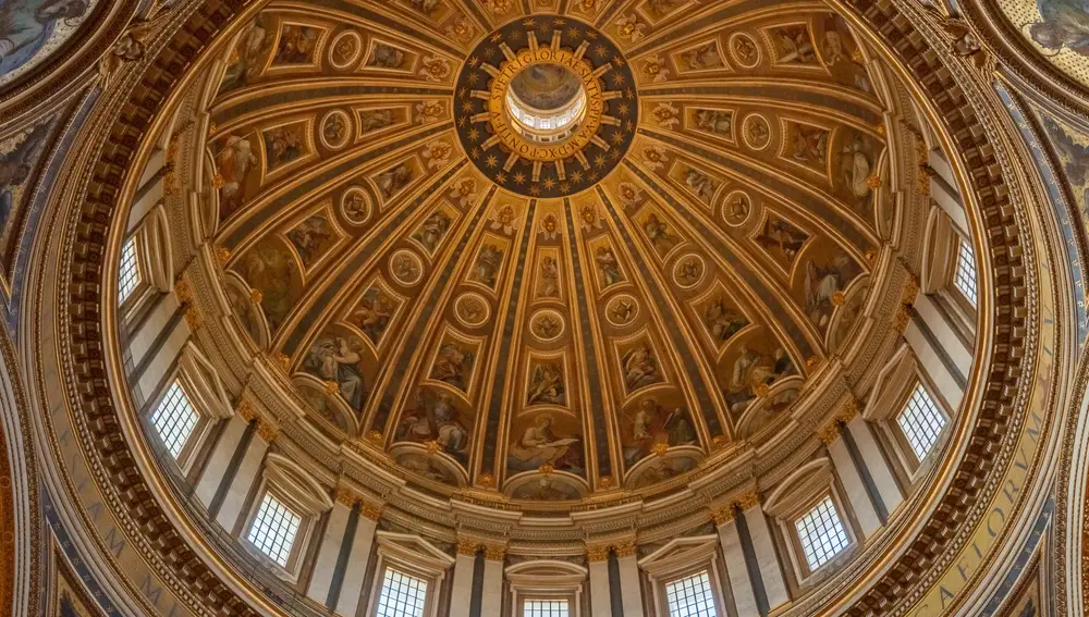 Imagen interior de la cúpula de la Basílica de San Pedro Imagen interior de la cúpula de la Basílica de San Pedro