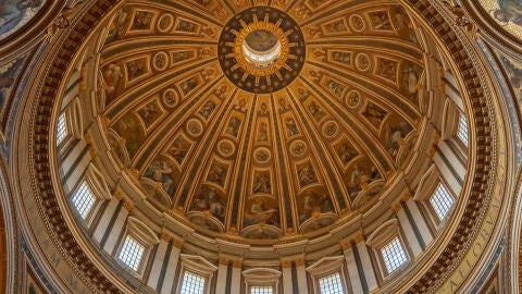 Imagen interior de la cúpula de la Basílica de San Pedro