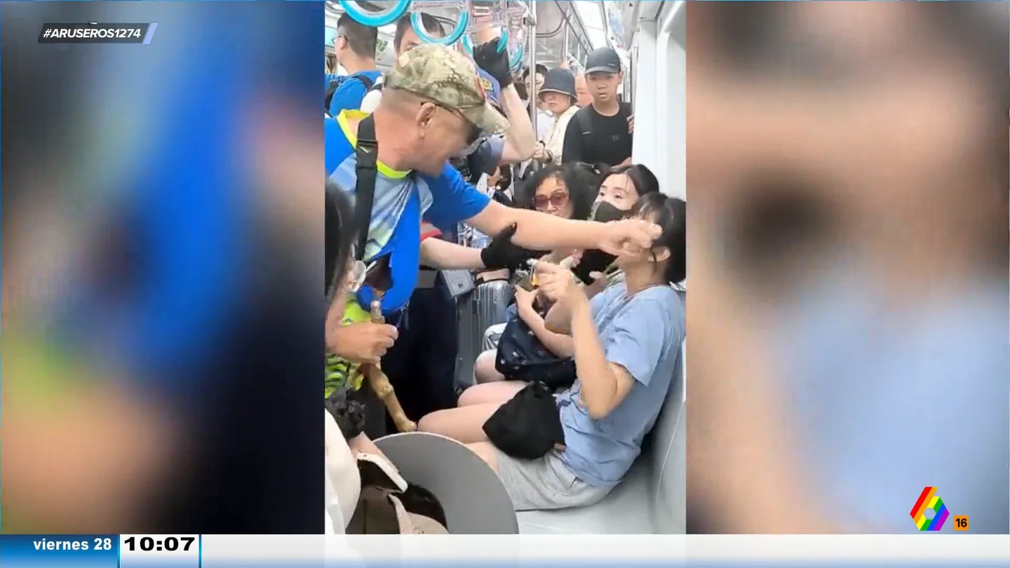 La violenta reacción de un señor con su bastón cuando una joven no le cede el asiento en un metro de China La violenta reacción de un señor con su bastón cuando una joven no le cede el asiento en un metro de China