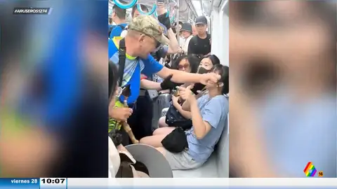 La violenta reacción de un señor con su bastón cuando una joven no le cede el asiento en un metro de China