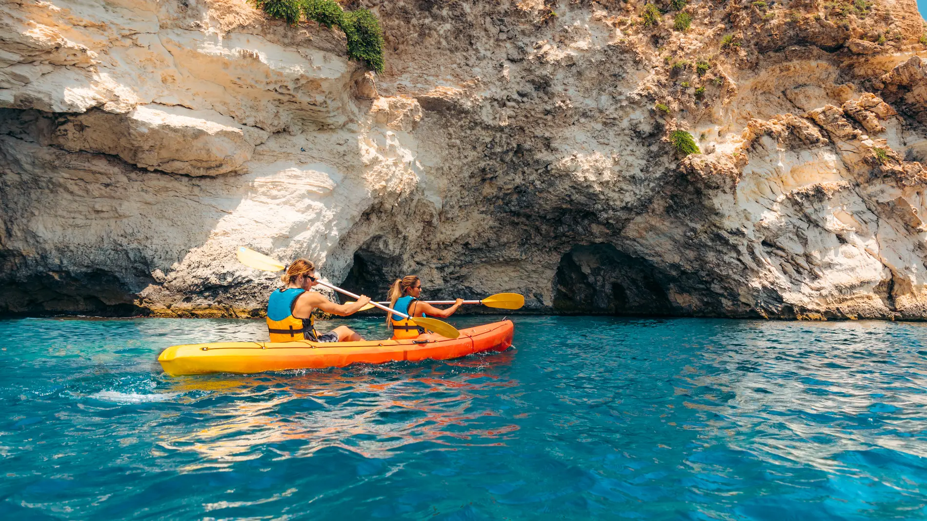 Rutas en kayak en la isla de Gozo (Malta)