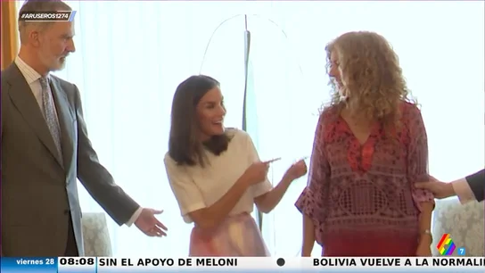 La divertida reacción de la reina Letizia ante una confusión de protocolo: "Parece el juego de las sillas" La divertida reacción de la reina Letizia ante una confusión de protocolo: "Parece el juego de las sillas"