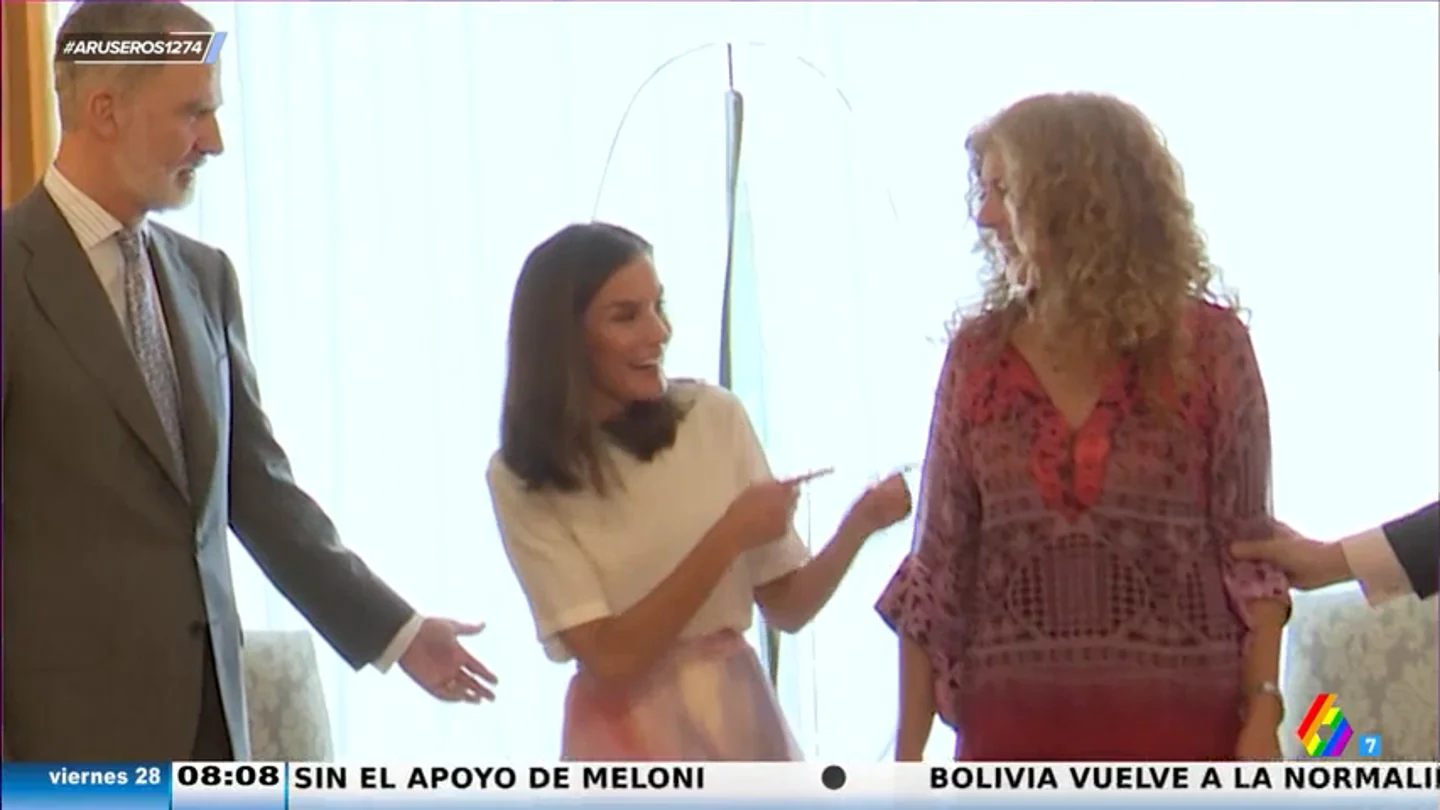 La divertida reacción de la reina Letizia ante una confusión de protocolo: "Parece el juego de las sillas" La divertida reacción de la reina Letizia ante una confusión de protocolo: "Parece el juego de las sillas"
