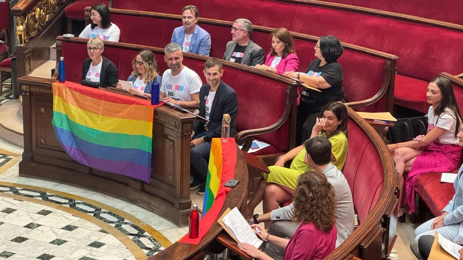 La oposición en el Ayuntamiento de Valencia despliega banderas LGTBIQ+ durante el Pleno de este viernes.