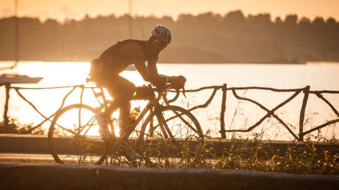 Cicloturismo en Menorca (con la valla al fondo)