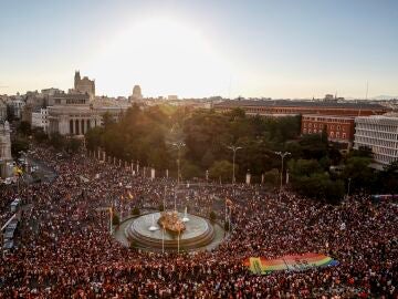 Imagen aérea de la rotonda de Cibeles durante la manifestación del Orgullo LGTBIQ+ de Madrid de 2019.