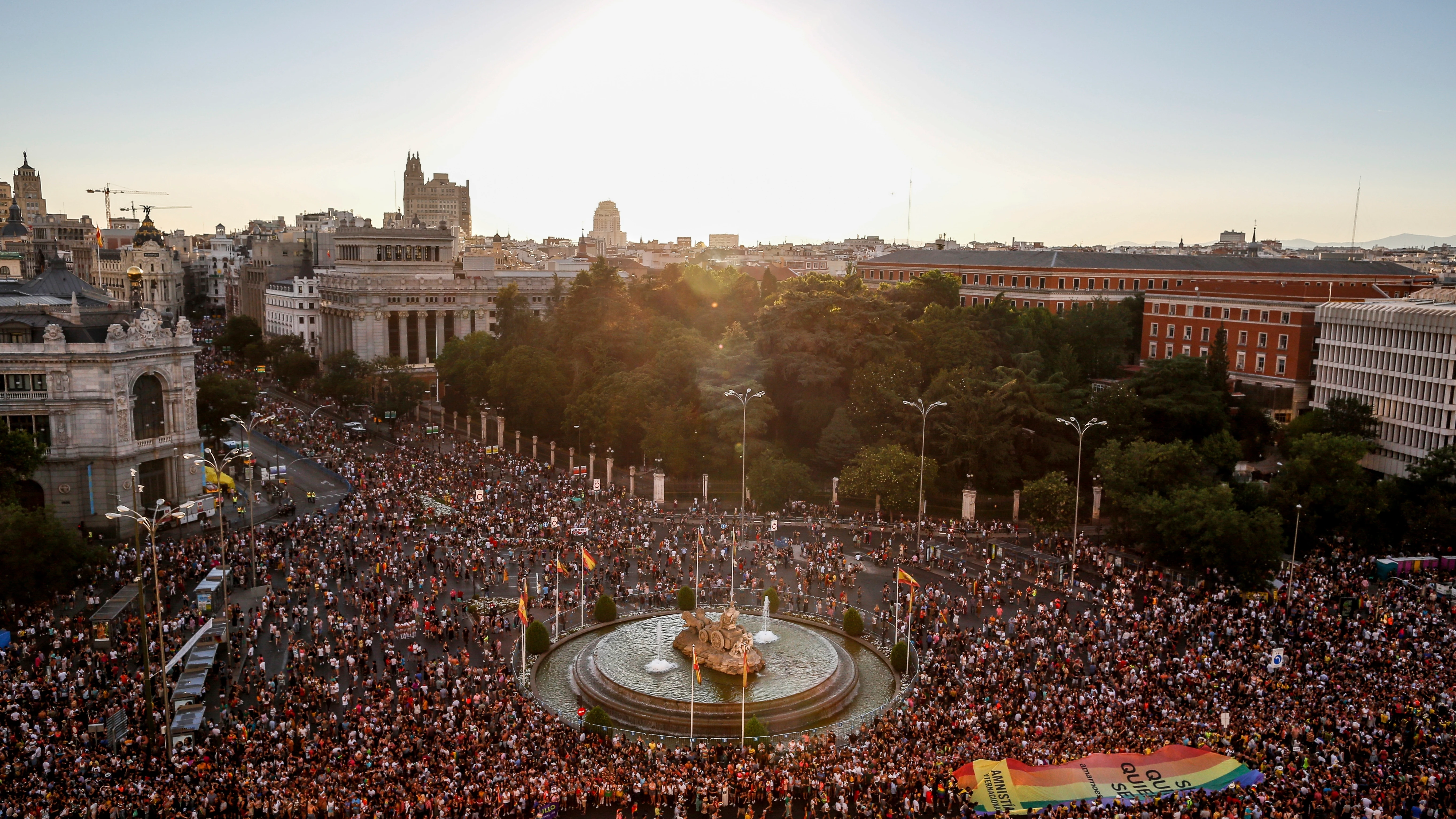 Imagen aérea de la rotonda de Cibeles durante la manifestación del Orgullo LGTBIQ+ de Madrid de 2019.