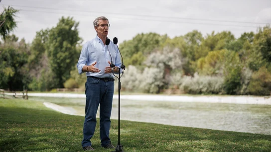 El presidente del Partido Popular, Alberto Núñez Feijóo, ofrece declaraciones a los medios durante su visita al campamento urbano que el Ayuntamiento de Torrejón El presidente del Partido Popular, Alberto Núñez Feijóo, ofrece declaraciones a los medios durante su visita al campamento urbano que el Ayuntamiento de Torrejón