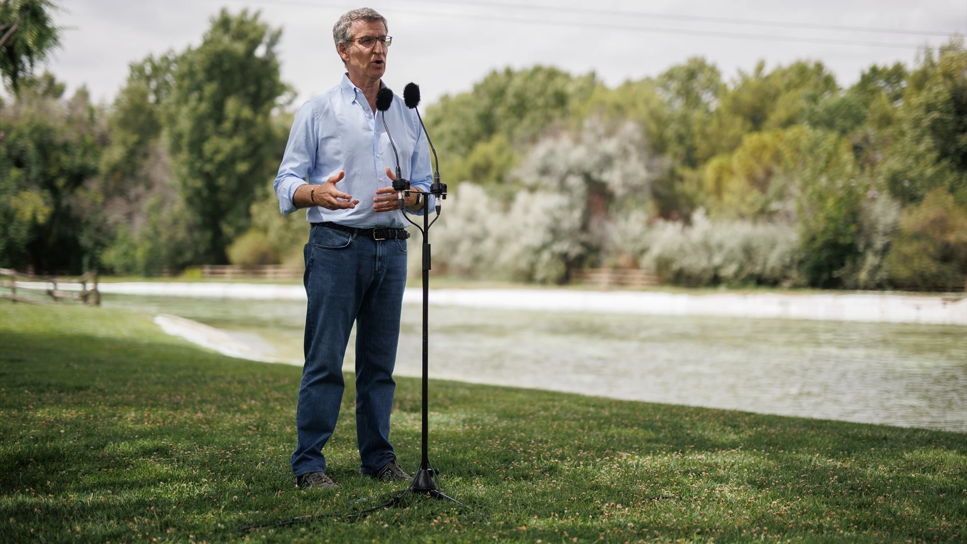 El presidente del Partido Popular, Alberto Núñez Feijóo, ofrece declaraciones a los medios durante su visita al campamento urbano que el Ayuntamiento de Torrejón