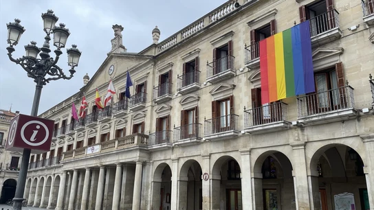 La bandera arcoíris cuelga de la fachada del Ayuntamiento de Vitoria para celebrar el Día del Orgullo LGTBI+ La bandera arcoíris cuelga de la fachada del Ayuntamiento de Vitoria para celebrar el Día del Orgullo LGTBI+
