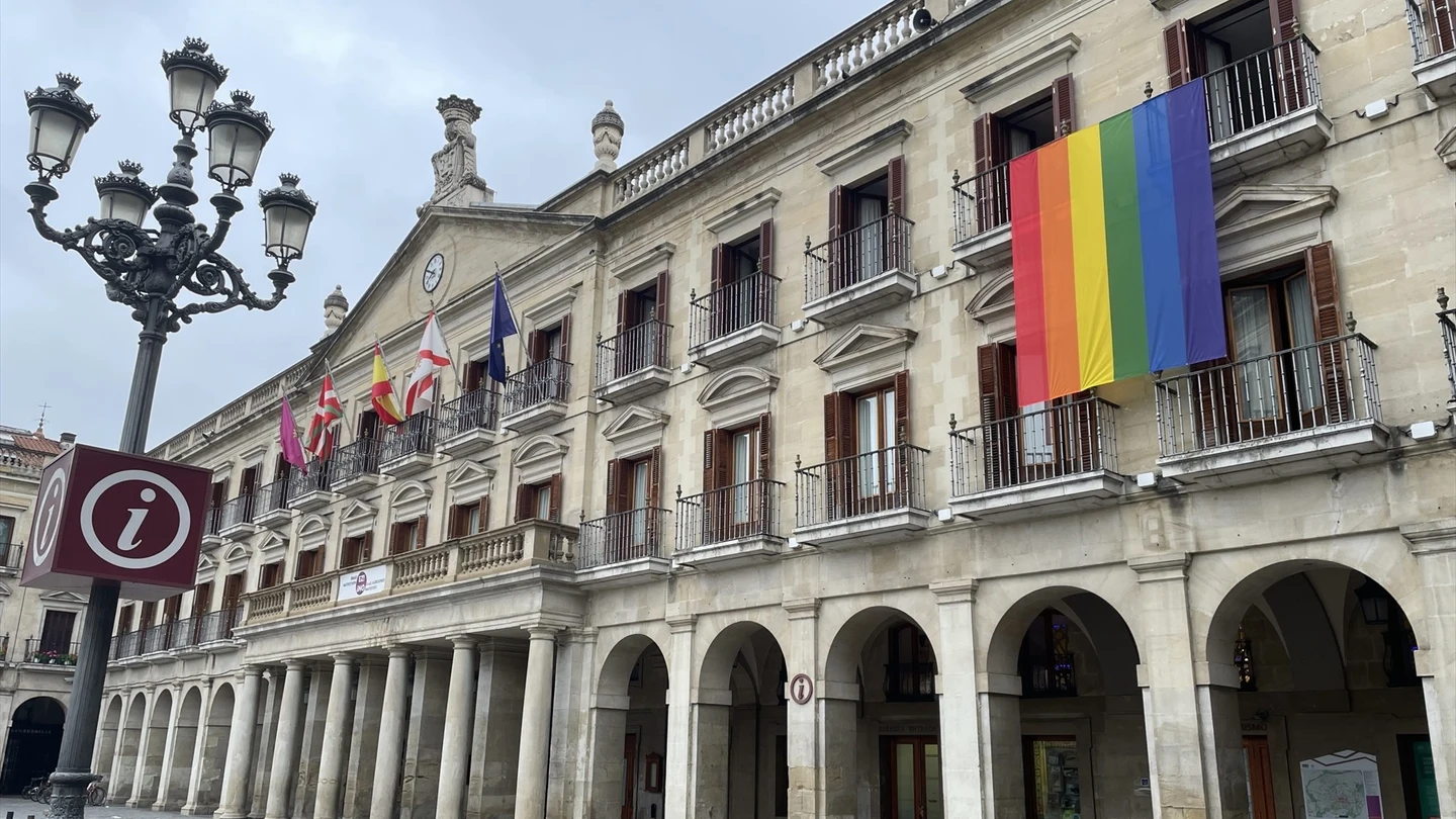 La bandera arcoíris cuelga de la fachada del Ayuntamiento de Vitoria para celebrar el Día del Orgullo LGTBI+ La bandera arcoíris cuelga de la fachada del Ayuntamiento de Vitoria para celebrar el Día del Orgullo LGTBI+