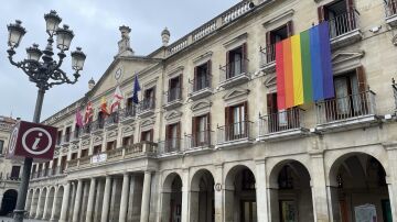 La bandera arcoíris cuelga de la fachada del Ayuntamiento de Vitoria para celebrar el Día del Orgullo LGTBI+