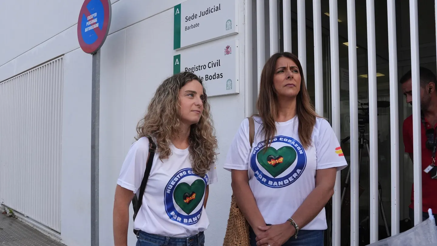 Esposas de los guardias civiles que sobrevivieron a la embestida de una narcolancha en el puerto de Barbate (Cádiz) Esposas de los guardias civiles que sobrevivieron a la embestida de una narcolancha en el puerto de Barbate (Cádiz)