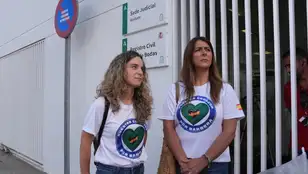 Esposas de los guardias civiles que sobrevivieron a la embestida de una narcolancha en el puerto de Barbate (Cádiz)