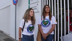 Esposas de los guardias civiles que sobrevivieron a la embestida de una narcolancha en el puerto de Barbate (Cádiz)