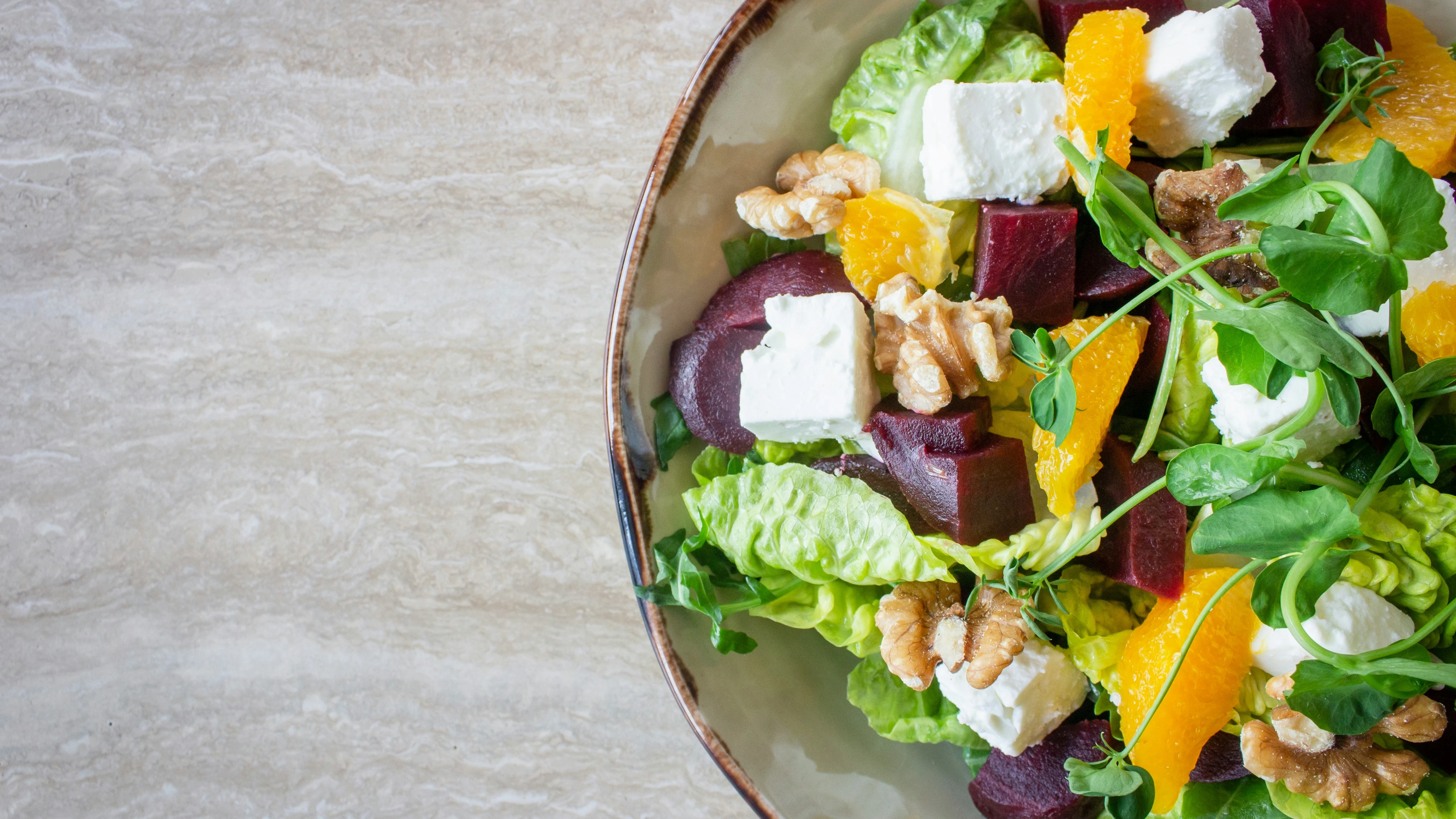 Deliciosa ensalada para el verano con fruta y nueces.