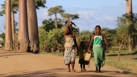 Mujeres y un menor en África