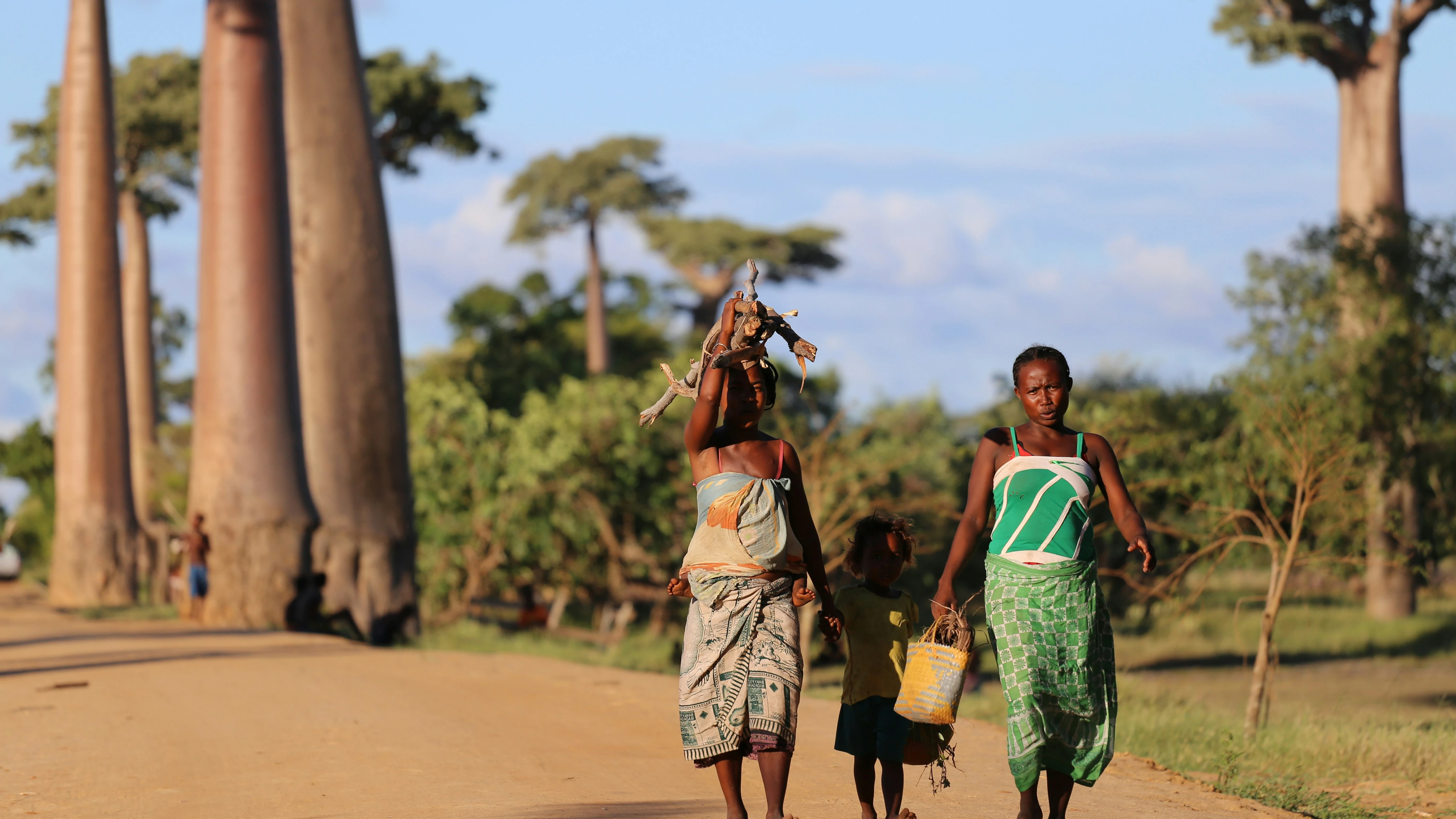 Mujeres y un menor en África
