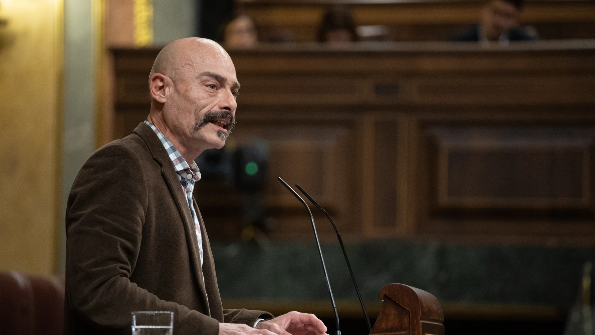 El diputado nacional de Sumar por Alicante Txema Guijarro, interviene durante una sesión plenaria, en el Congreso de los Diputados