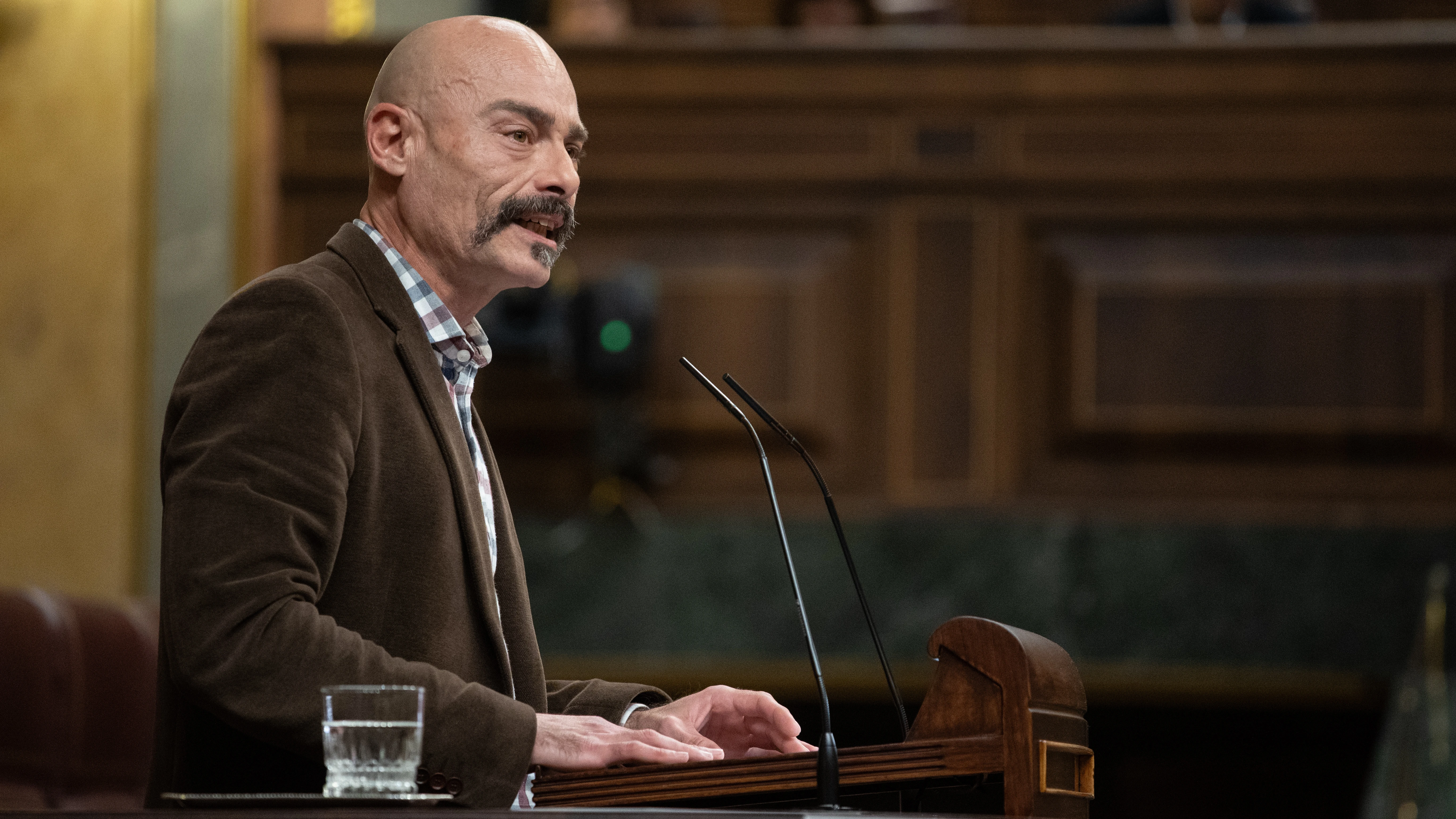 El diputado nacional de Sumar por Alicante Txema Guijarro, interviene durante una sesión plenaria, en el Congreso de los Diputados