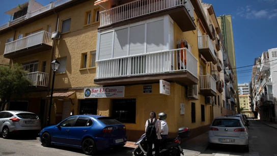 Una mujer de 76 años ha fallecido este viernes en una vivienda (en la imagen) de Fuengirola (Málaga) a manos de su pareja, un hombre de 75 años que supuestamente la ha estrangulado y posteriormente se ha intentado suicidar ingiriendo pastillas Una mujer de 76 años ha fallecido este viernes en una vivienda (en la imagen) de Fuengirola (Málaga) a manos de su pareja, un hombre de 75 años que supuestamente la ha estrangulado y posteriormente se ha intentado suicidar ingiriendo pastillas