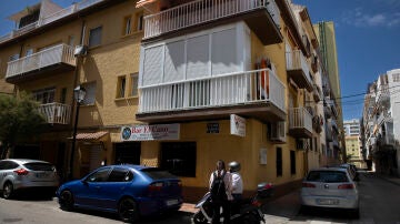 Una mujer de 76 años ha fallecido este viernes en una vivienda (en la imagen) de Fuengirola (Málaga) a manos de su pareja, un hombre de 75 años que supuestamente la ha estrangulado y posteriormente se ha intentado suicidar ingiriendo pastillas