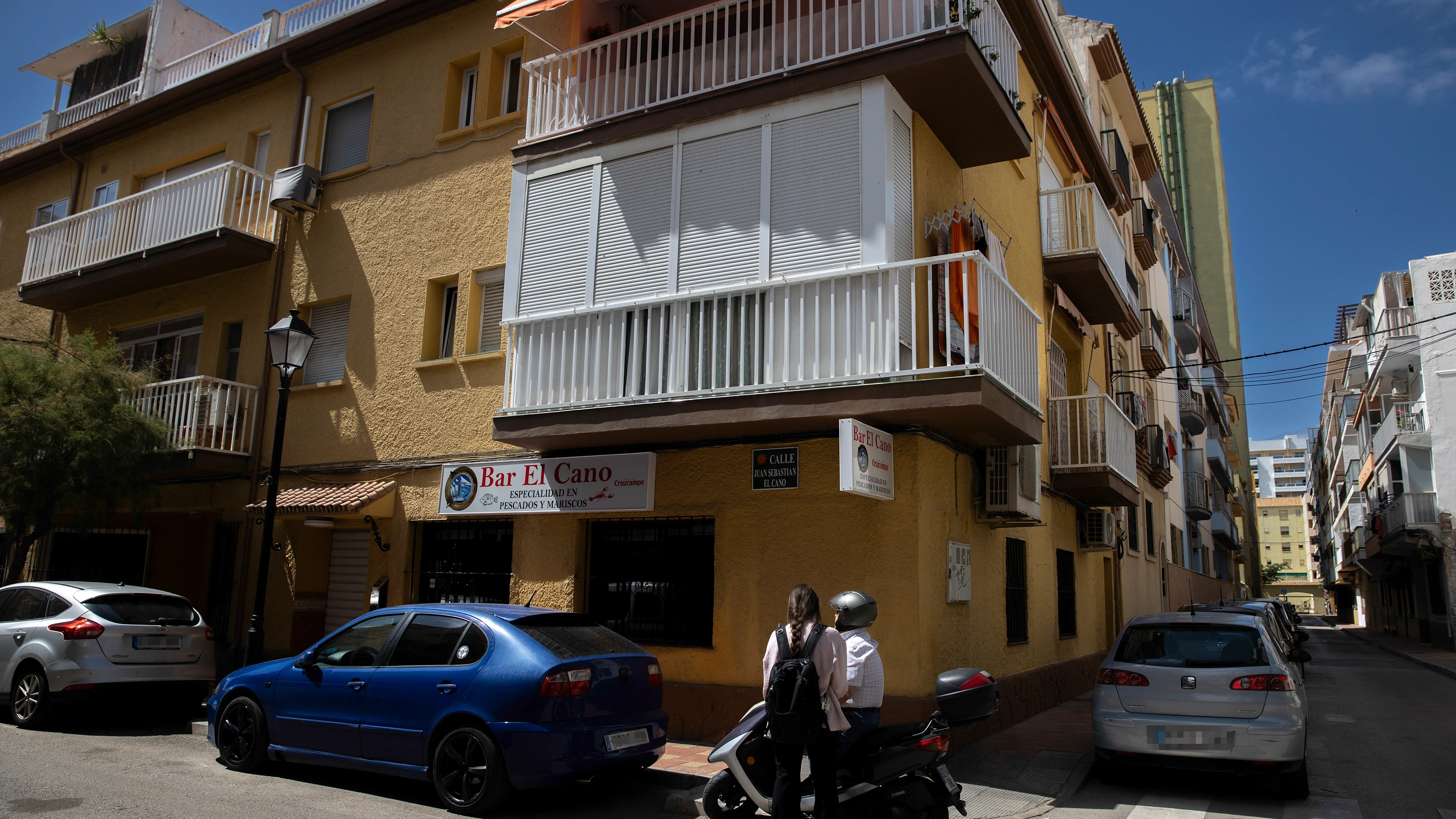 Una mujer de 76 años ha fallecido este viernes en una vivienda (en la imagen) de Fuengirola (Málaga) a manos de su pareja, un hombre de 75 años que supuestamente la ha estrangulado y posteriormente se ha intentado suicidar ingiriendo pastillas