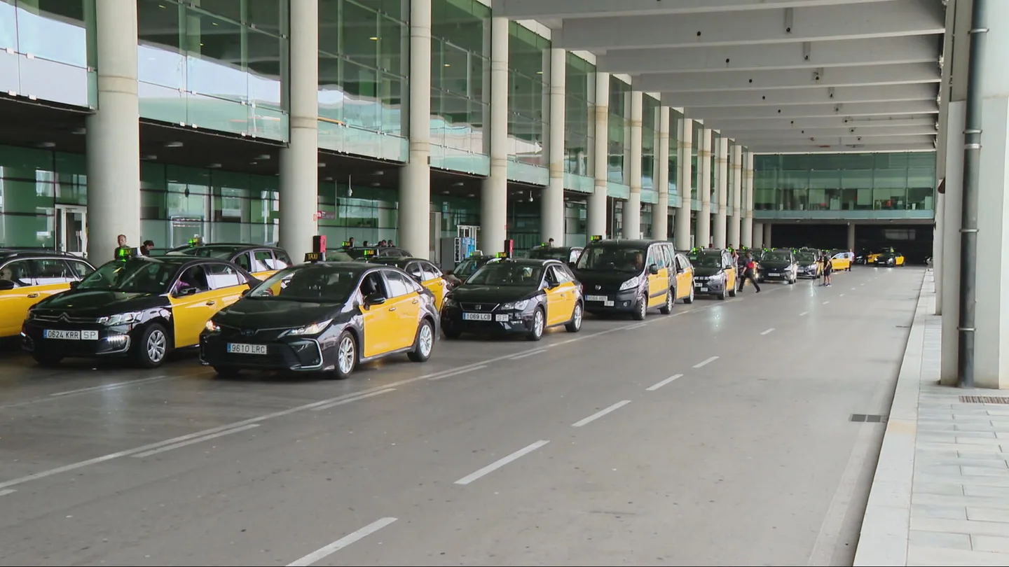 Taxistas protestan en el aeropuerto de Barcelona Taxistas protestan en el aeropuerto de Barcelona
