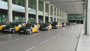 Taxistas protestan en el aeropuerto de Barcelona