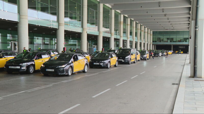 Taxistas protestan en el aeropuerto de Barcelona