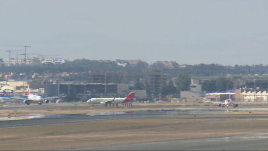 Un avi&oacute;n en un aeropuerto