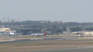 Un avión en un aeropuerto