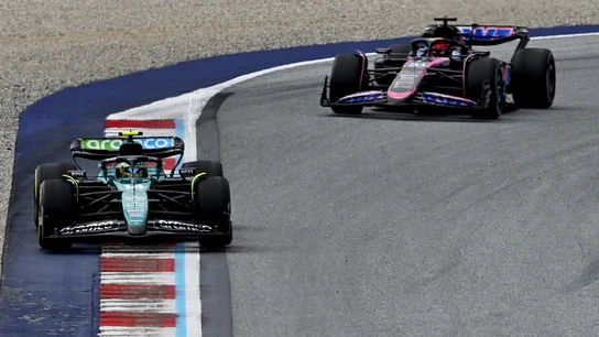 Fernando Alonso, por delante de Esteban Ocon Fernando Alonso, por delante de Esteban Ocon