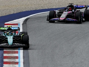 Fernando Alonso, por delante de Esteban Ocon Fernando Alonso, por delante de Esteban Ocon