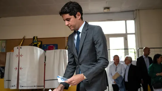 El Primer Ministro de Francia, Gabriel Attal, vota en la primera vuelta de las elecciones legislativas el 30 de junio de 2024. El Primer Ministro de Francia, Gabriel Attal, vota en la primera vuelta de las elecciones legislativas el 30 de junio de 2024.