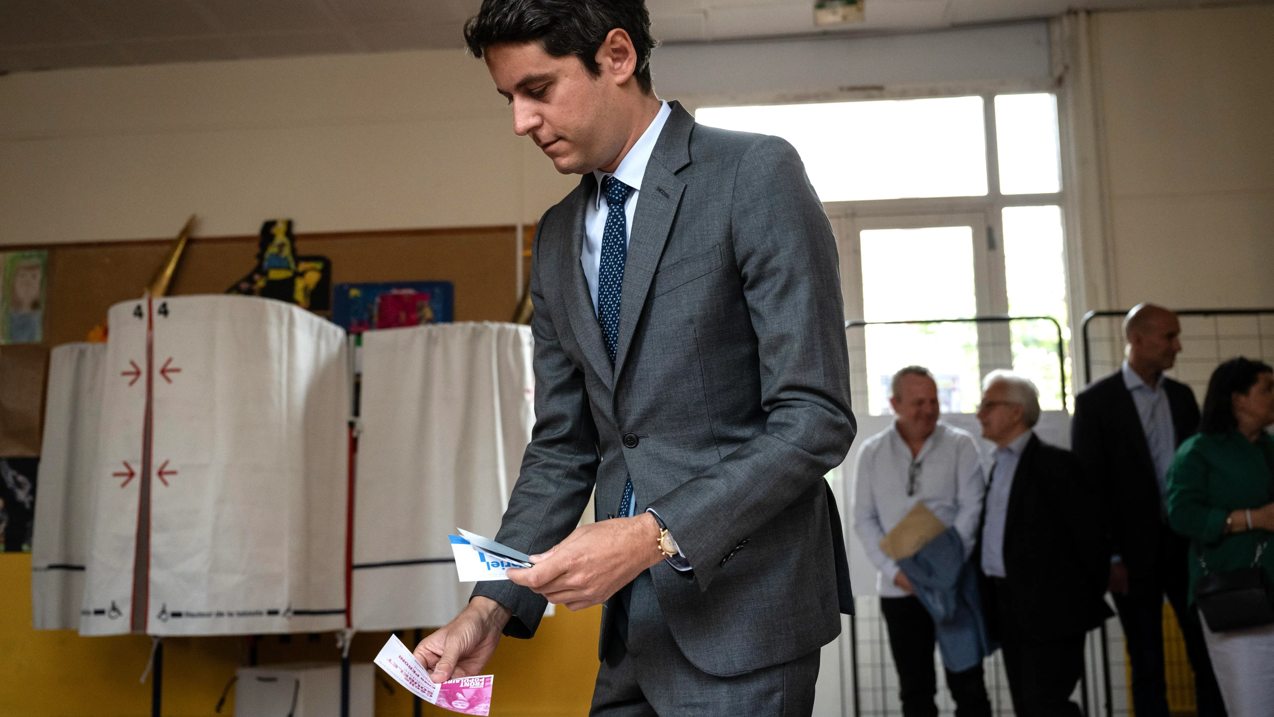 El Primer Ministro de Francia, Gabriel Attal, vota en la primera vuelta de las elecciones legislativas el 30 de junio de 2024.