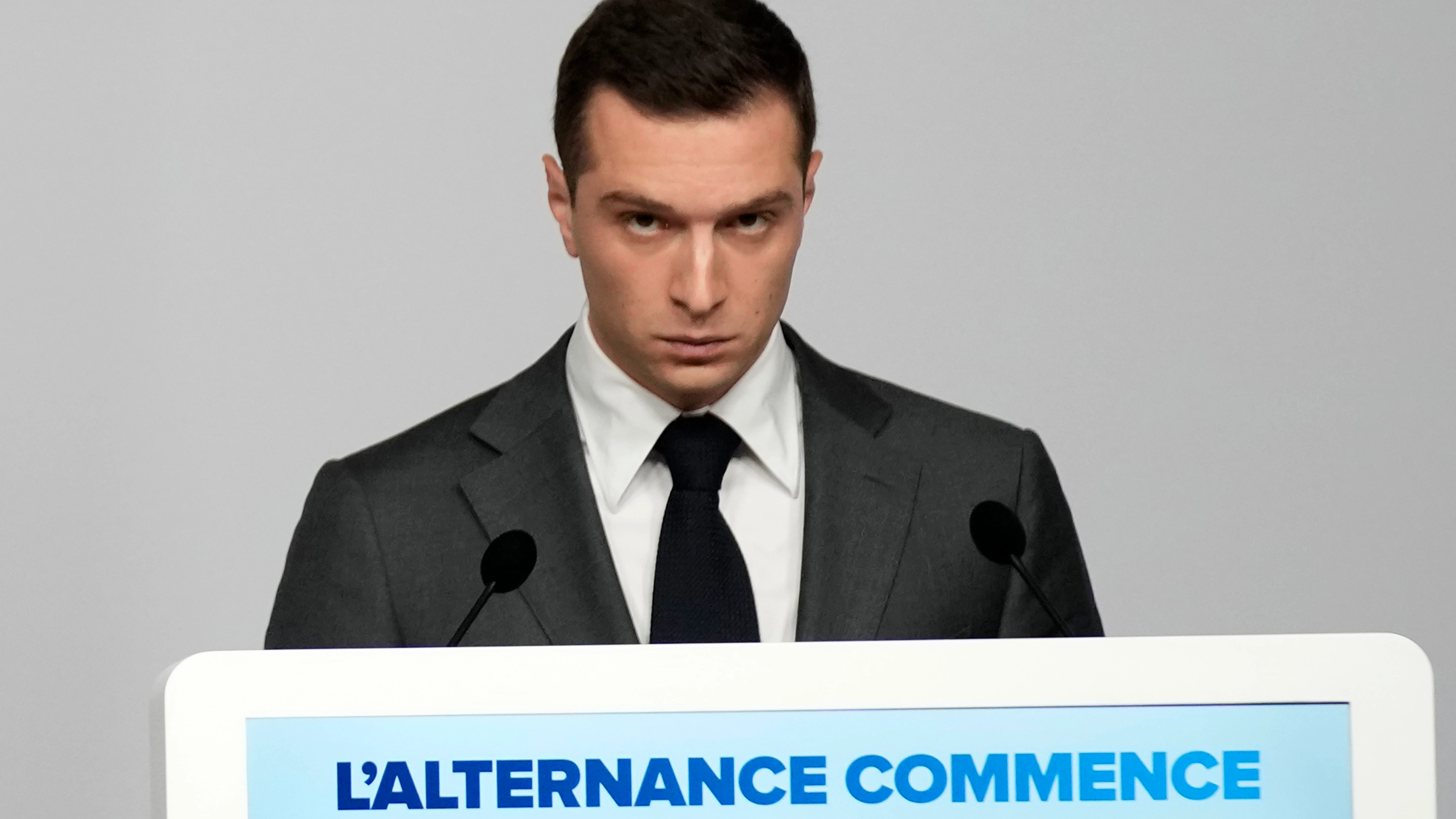 Jordan Bardella, candidato de la formación de ultraderecha de Le Pen, durante una comparecencia