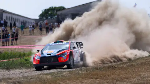 Un pinchazo sacó a Mikkelsen del podio Un pinchazo sacó a Mikkelsen del podio