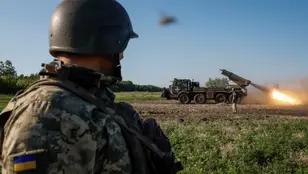 Militares ucranianos disparan un cohete hacia las tropas rusas en la región de Donetsk, Ucrania, el 30 de junio de 2024.