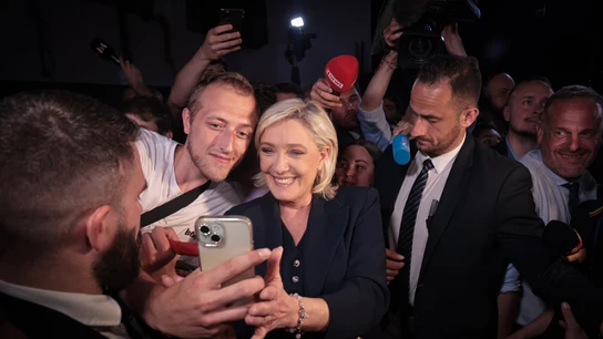 Fotografía tomada de Marine Le Pen X donde la líder de Agrupación Nacional haciendo un selfie con algunos simpatizantes tras la jornada electoral Fotografía tomada de Marine Le Pen X donde la líder de Agrupación Nacional haciendo un selfie con algunos simpatizantes