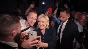 Fotografía tomada de Marine Le Pen X donde la líder de Agrupación Nacional haciendo un selfie con algunos simpatizantes tras la jornada electoral