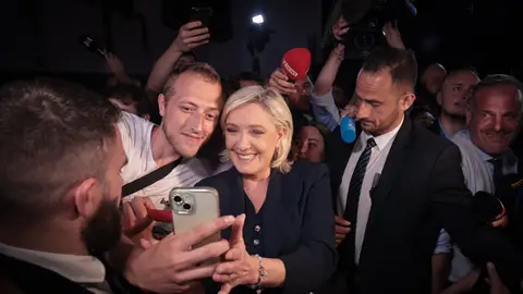 Fotografía tomada de Marine Le Pen X donde la líder de Agrupación Nacional haciendo un selfie con algunos simpatizantes