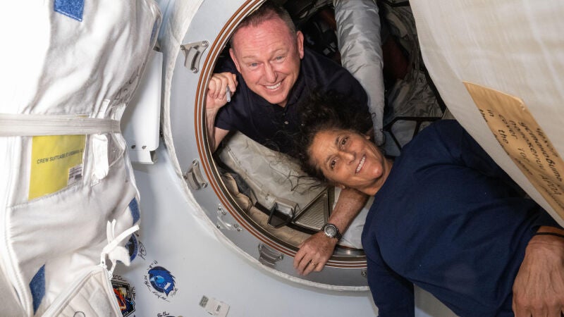 otografía cedida por la NASA donde aparecen los astronautas Barry 'Butch' Wilmore y Sunita 'Suni' Williams .