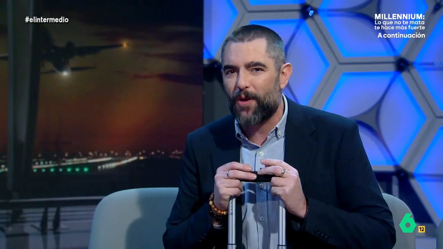 Dani Mateo descubre las 'ventajas' de la 'fuga de cerebros': "No hace falta aprender inglés, hay españoles por todas partes" Una de las grandes problemáticas a las que se enfrenta España es la pérdida de talento. Jóvenes que, en busca de mejores oportunidades, emigran, lo que supone para nuestro país una pérdida de 500.000 millones de euros en capital humano