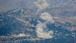 El humo se eleva tras un bombardeo israelí en la aldea de Kfarshuba, cerca de la frontera con Israel, en el Líbano