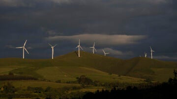 En la imagen, varios molinos de viento en los montes situados entre los concejos de Muras y Ourol, en Lugo.
