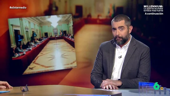 Dani Mateo reacciona al ritual de brujería en el Ayuntamiento de Huelva "¿Se ha hecho este ritual con dinero público? ¿Es el ayuntamiento el que está embrujado, o los que están dentro? ¿No es posible que un concejal se llevara un táper?", se pregunta Dani Mateo en este momento que ahora recupera El Intermedio.