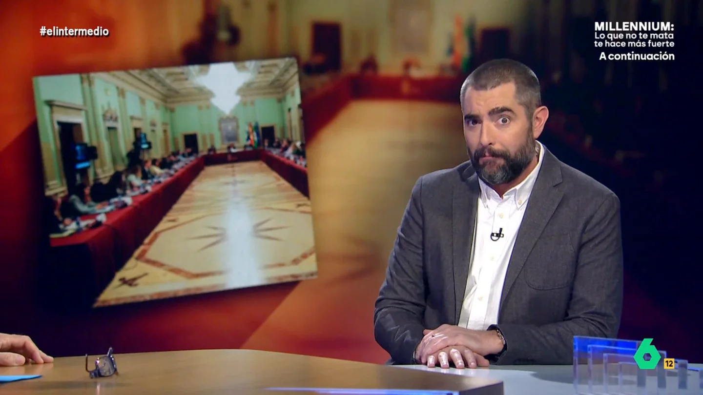 Dani Mateo reacciona al ritual de brujería en el Ayuntamiento de Huelva "¿Se ha hecho este ritual con dinero público? ¿Es el ayuntamiento el que está embrujado, o los que están dentro? ¿No es posible que un concejal se llevara un táper?", se pregunta Dani Mateo en este momento que ahora recupera El Intermedio.