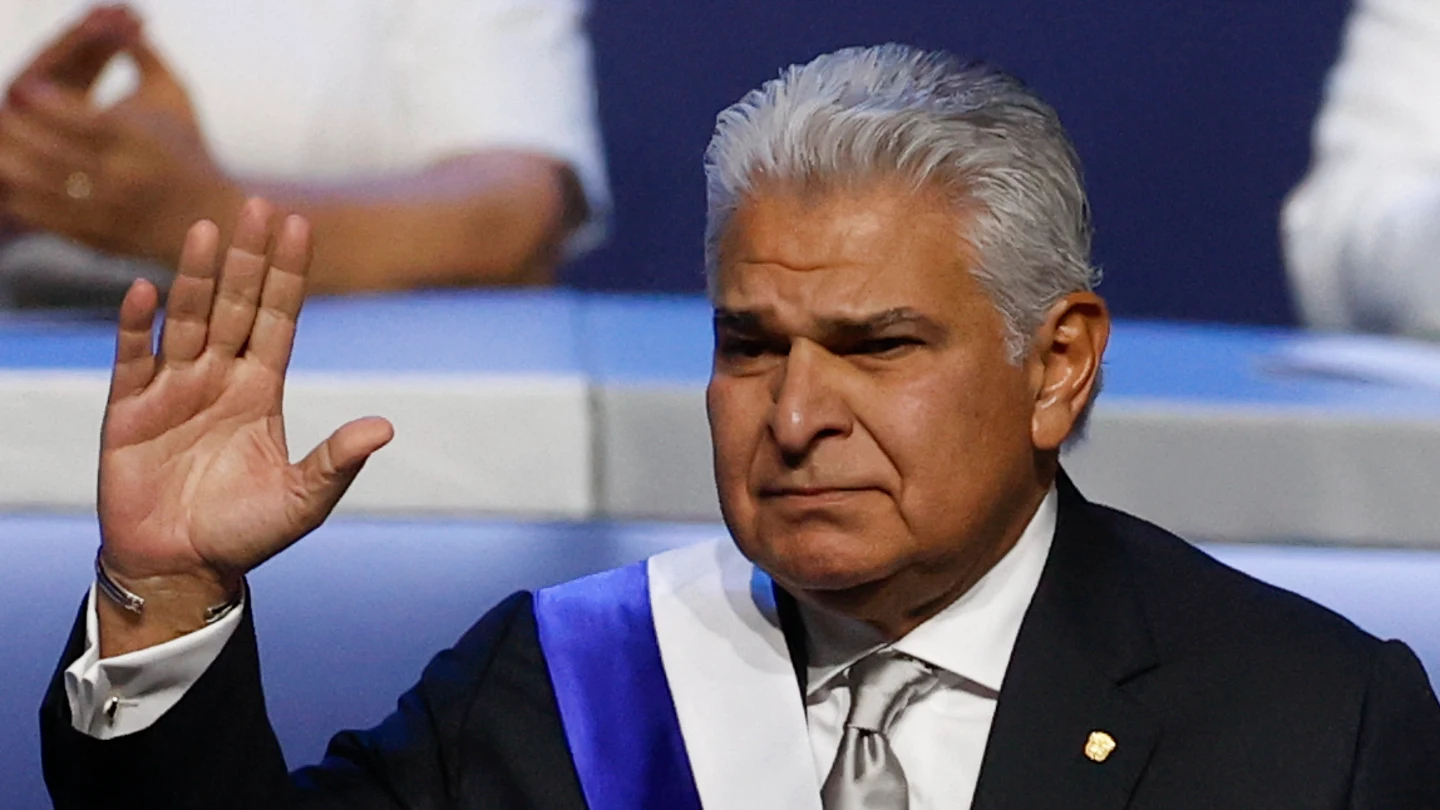 José Raúl Mulino es investido presidente de Panamá tras ganar las elecciones con el 34% de los votos El presidente de Panamá, José Raúl Mulino, toma juramento durante su investidura este lunes, en la Ciudad de Panamá (Panamá).